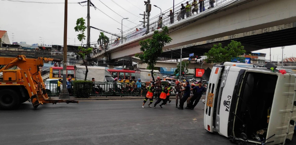 เลี่ยงจราจรถนนพระราม4รถบรรทุกปูนพลิกตะแคงกลางสี่แยกคลองเตย