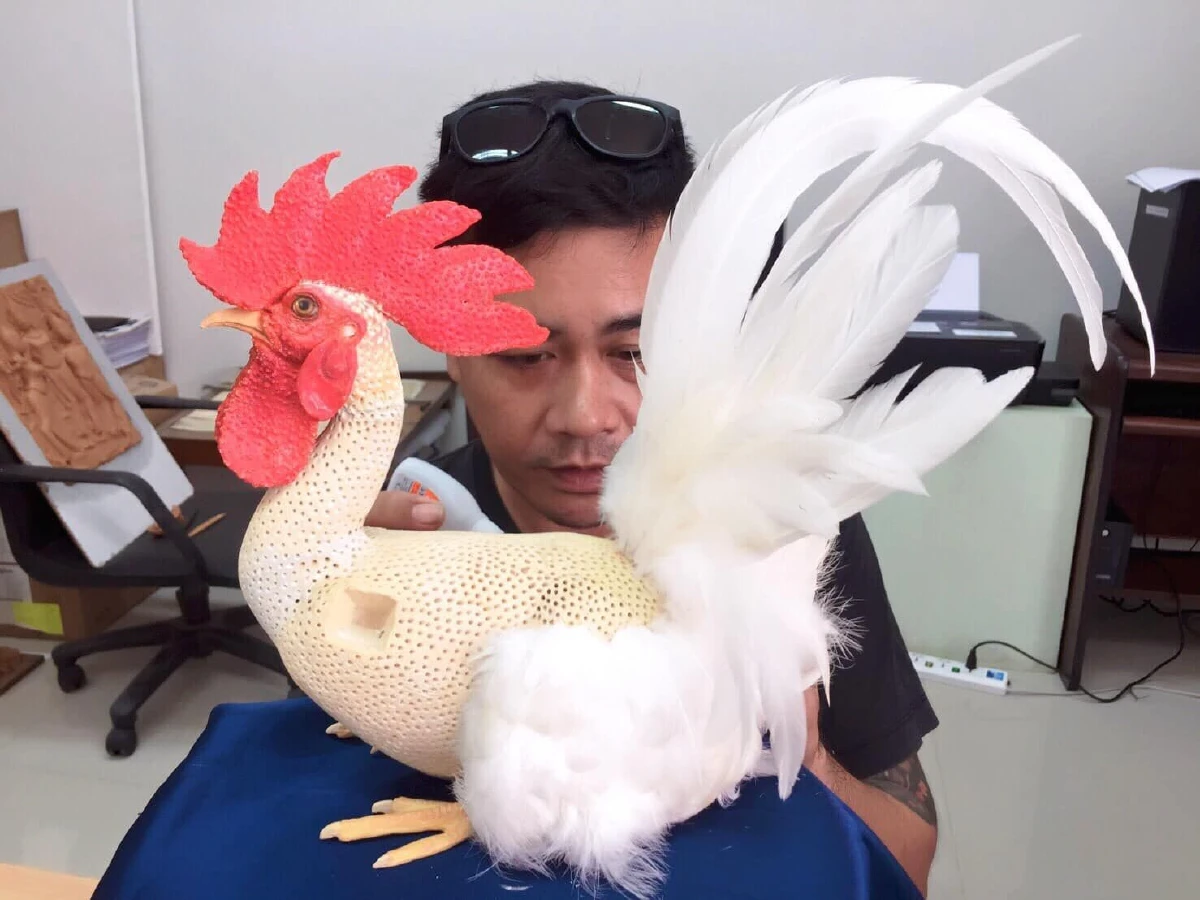 รู้จัก "สาธิต ไชยหงษ์" เจ้าพนักงานผู้ปั้น "ไก่ขาว" ในห้องพระบรรทม