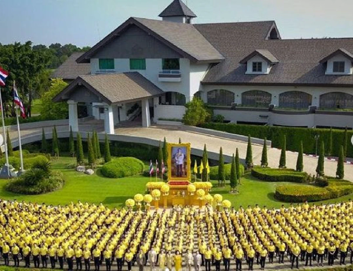 ครอบครัวชินวัตร ถวายพระพรชัยมงคล "ในหลวง"