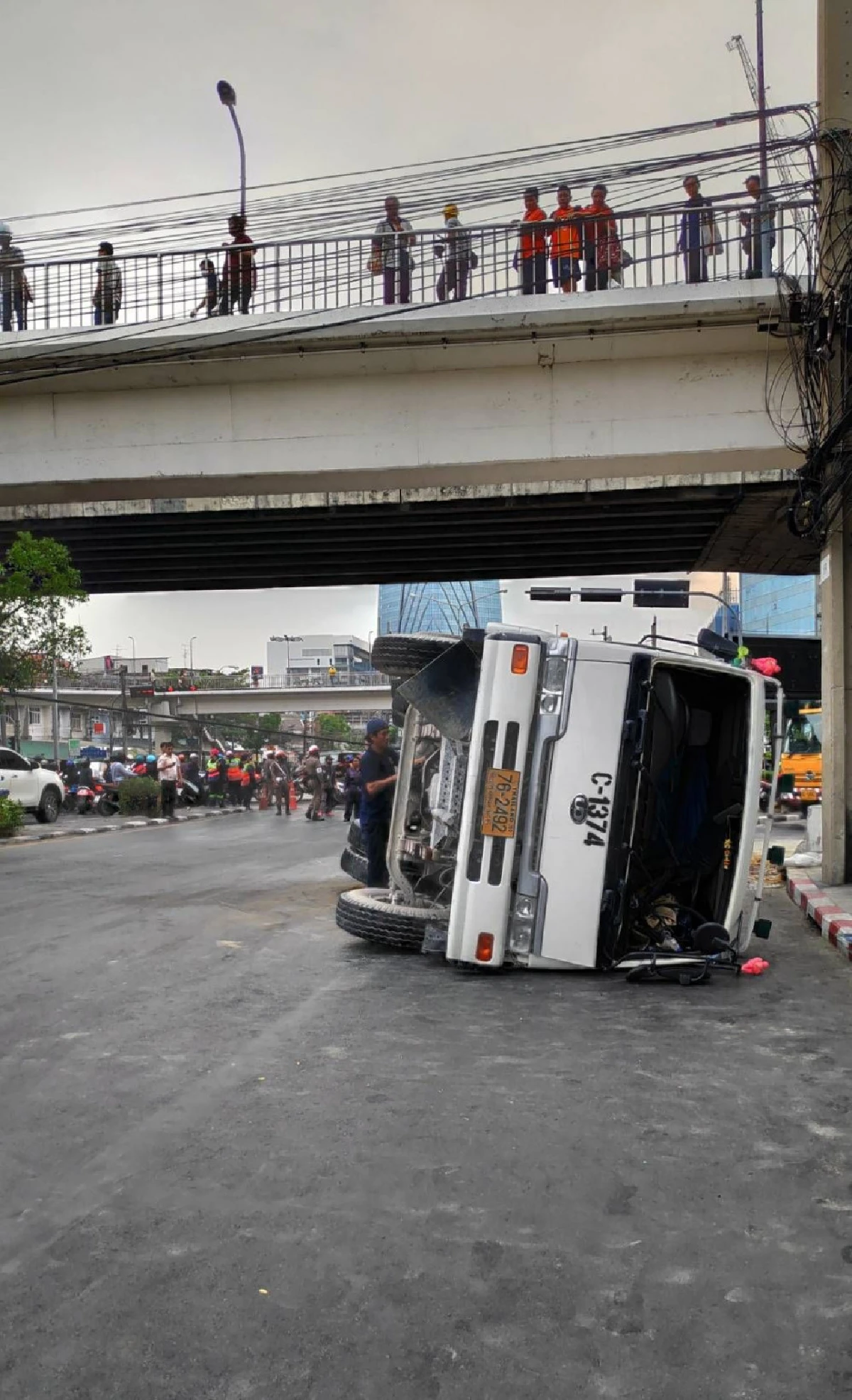 เลี่ยงจราจรถนนพระราม4รถบรรทุกปูนพลิกตะแคงกลางสี่แยกคลองเตย