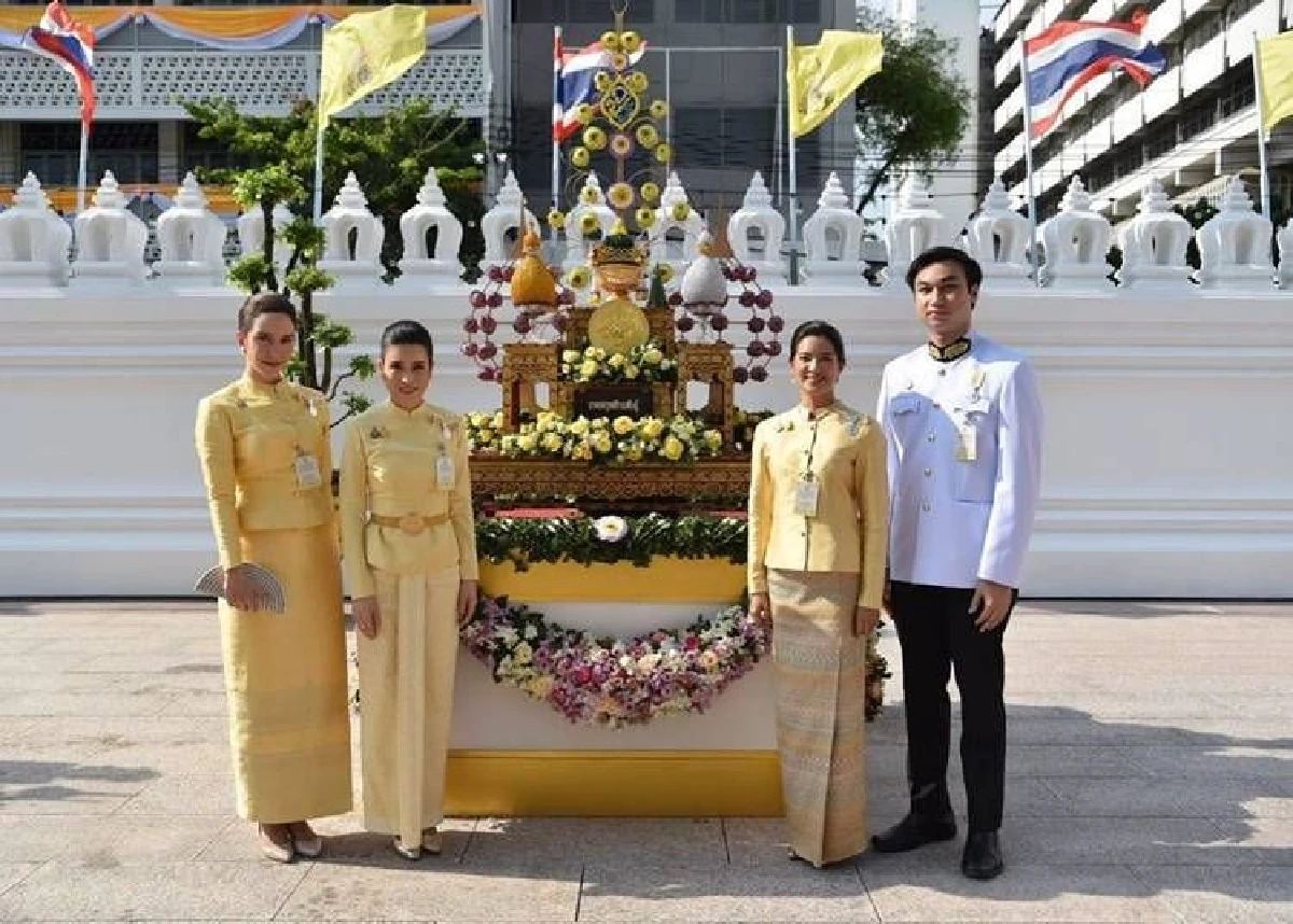 คลาวเดีย จักรพันธุ์ สวยสง่าในชุดไทยจิตรลดา รอรับเสด็จในหลวงพร้อมตัวแทนราชสกุล