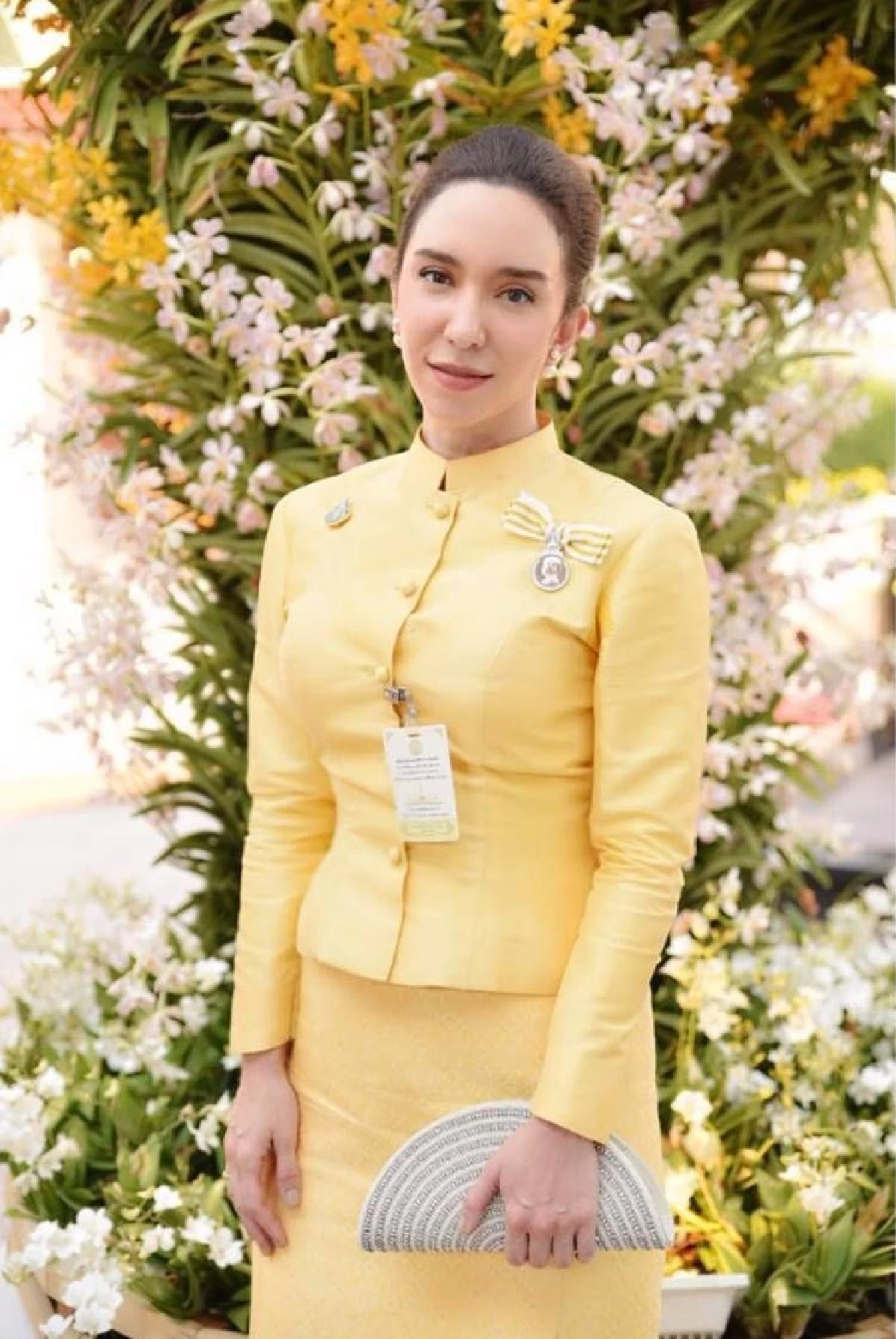 คลาวเดีย จักรพันธุ์ สวยสง่าในชุดไทยจิตรลดา รอรับเสด็จในหลวงพร้อมตัวแทนราชสกุล