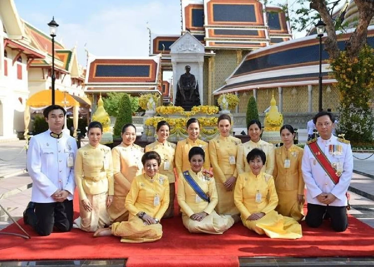 คลาวเดีย จักรพันธุ์ สวยสง่าในชุดไทยจิตรลดา รอรับเสด็จในหลวงพร้อมตัวแทนราชสกุล