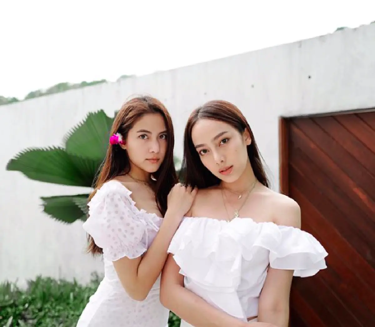 “เบลล่า” นำทีม "แก๊งลูกเจี๊ยบ” เที่ยวทะเลภูเก็ต อวดผิวขาวออร่าท้าแสงกันใหญ่