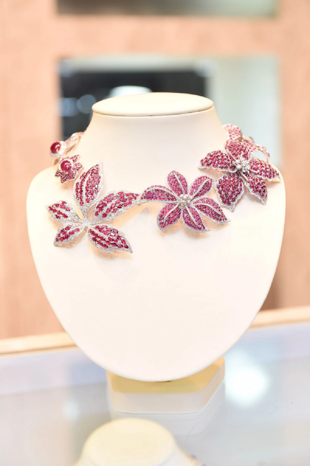 “บิวตี้ เจมส์” เผยโฉมคอลเลกชั่นพิเศษ “วิกตอเรียน เอไอ”