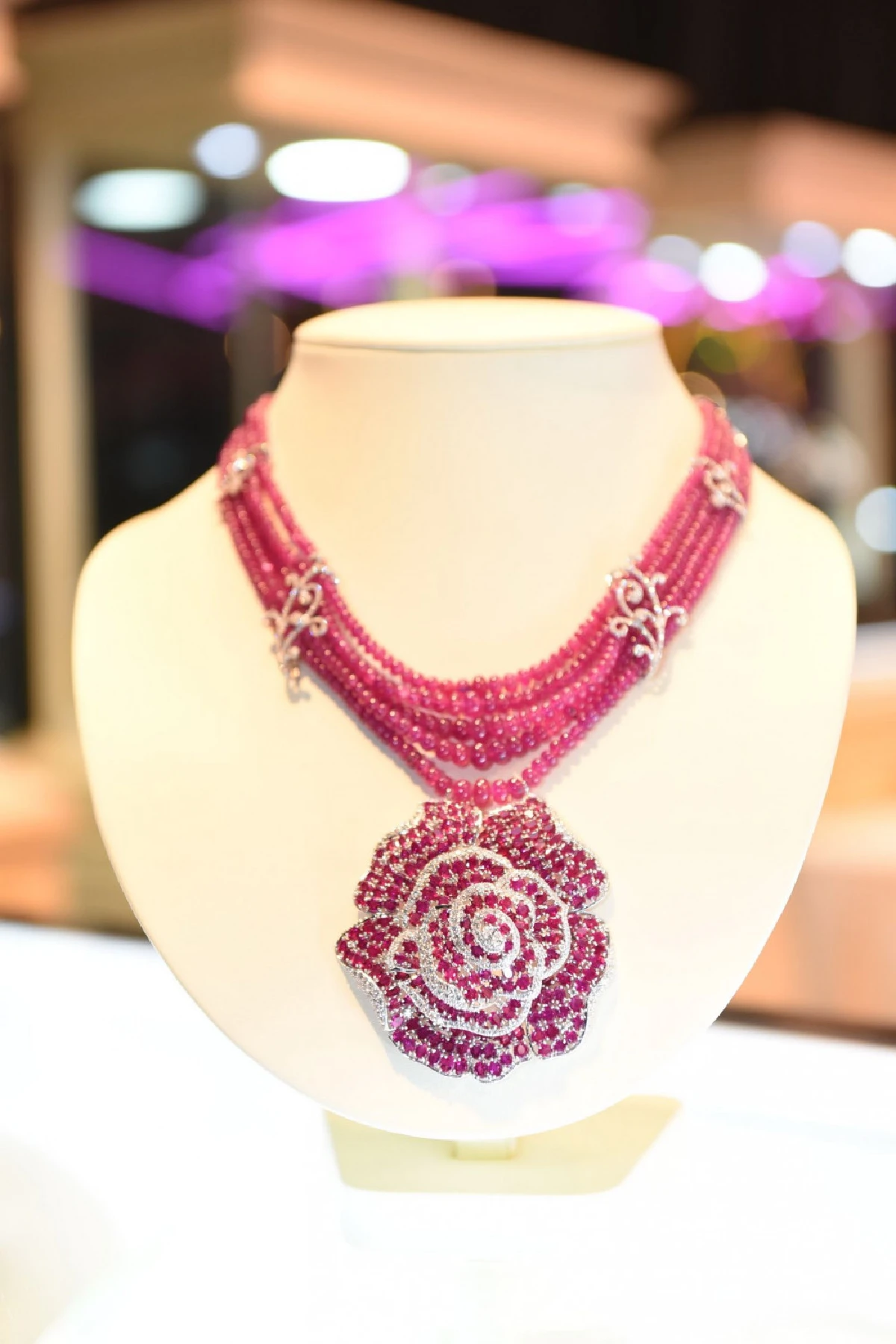 “บิวตี้ เจมส์” เผยโฉมคอลเลกชั่นพิเศษ “วิกตอเรียน เอไอ”