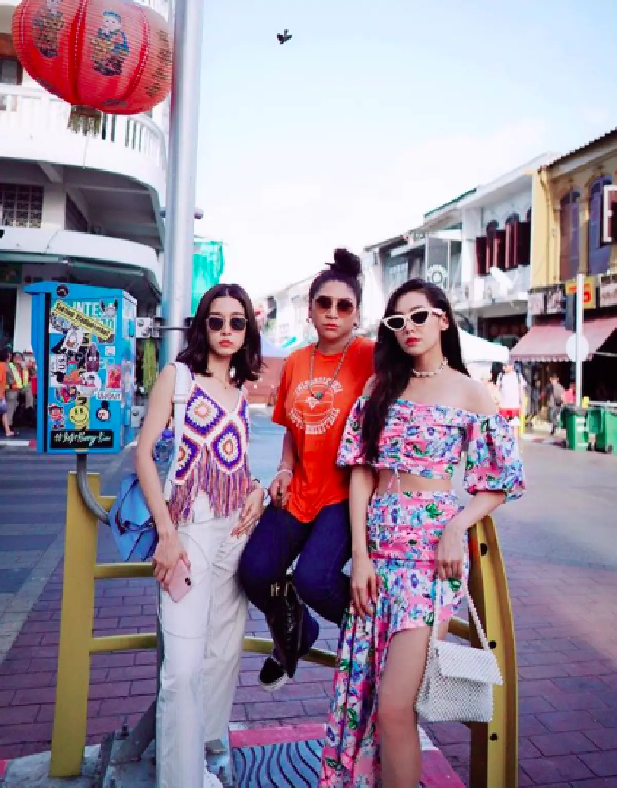 “เบลล่า” นำทีม "แก๊งลูกเจี๊ยบ” เที่ยวทะเลภูเก็ต อวดผิวขาวออร่าท้าแสงกันใหญ่