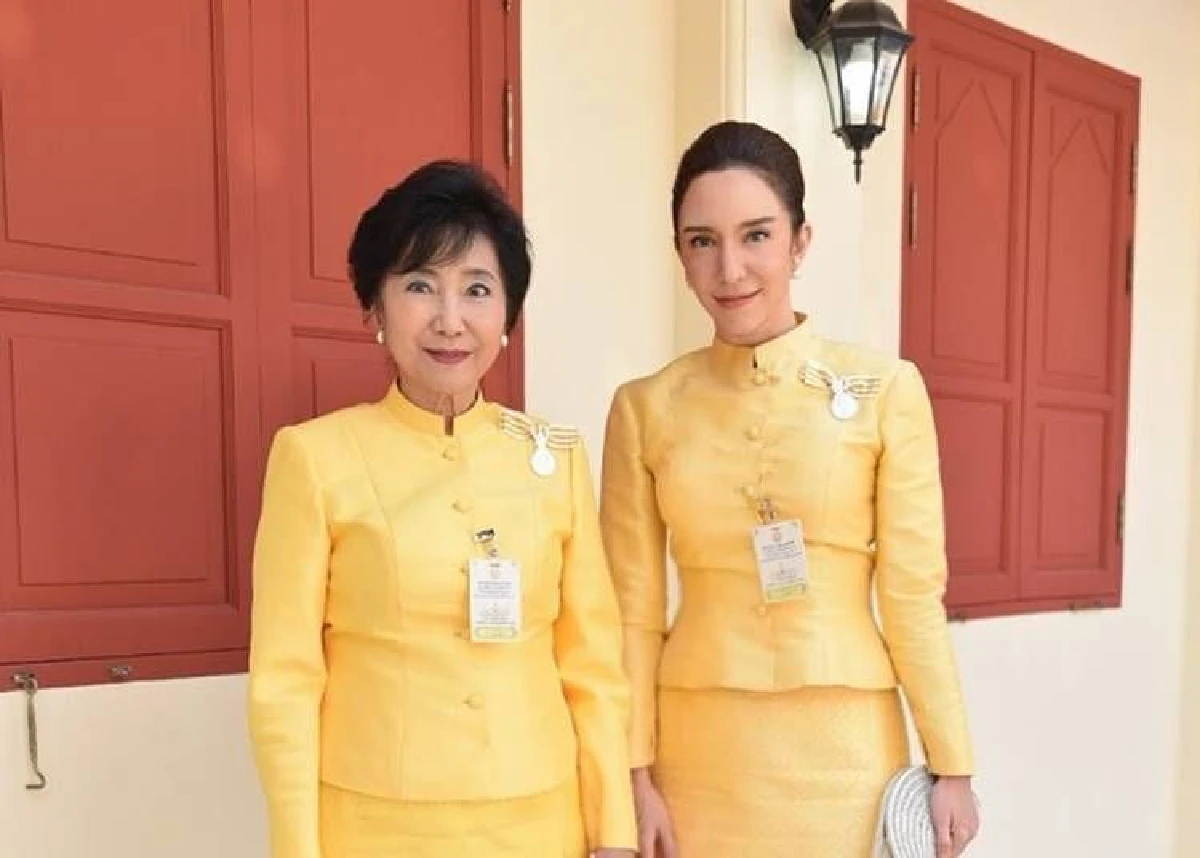 คลาวเดีย จักรพันธุ์ สวยสง่าในชุดไทยจิตรลดา รอรับเสด็จในหลวงพร้อมตัวแทนราชสกุล