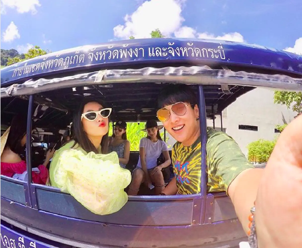 “เบลล่า” นำทีม "แก๊งลูกเจี๊ยบ” เที่ยวทะเลภูเก็ต อวดผิวขาวออร่าท้าแสงกันใหญ่