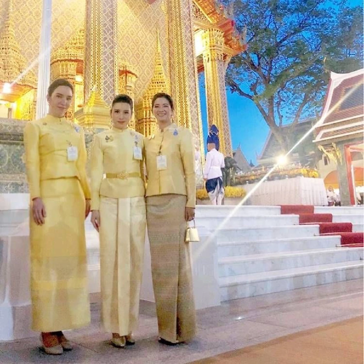 คลาวเดีย จักรพันธุ์ สวยสง่าในชุดไทยจิตรลดา รอรับเสด็จในหลวงพร้อมตัวแทนราชสกุล