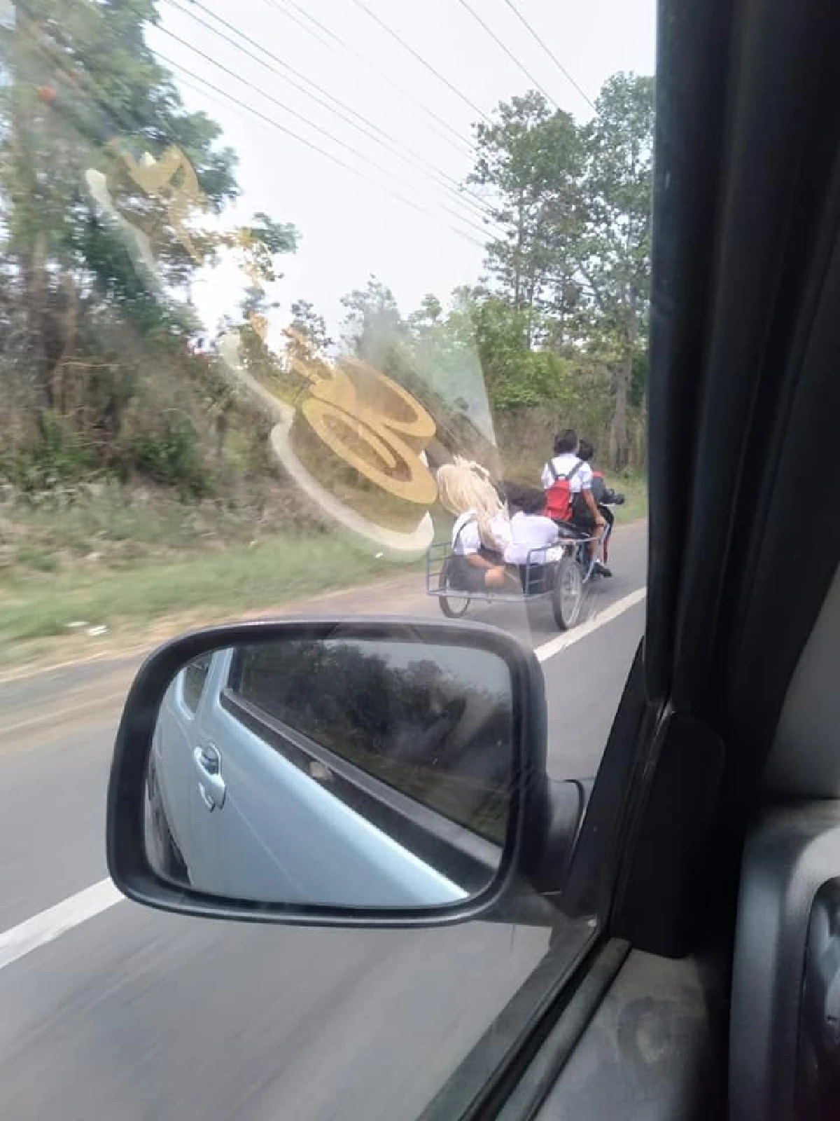 ได้ใจ! นร.สาวควบมอเตอร์ไซค์พ่วงรถเข็นให้เพื่อนนั่งยกแก๊งไปรร.