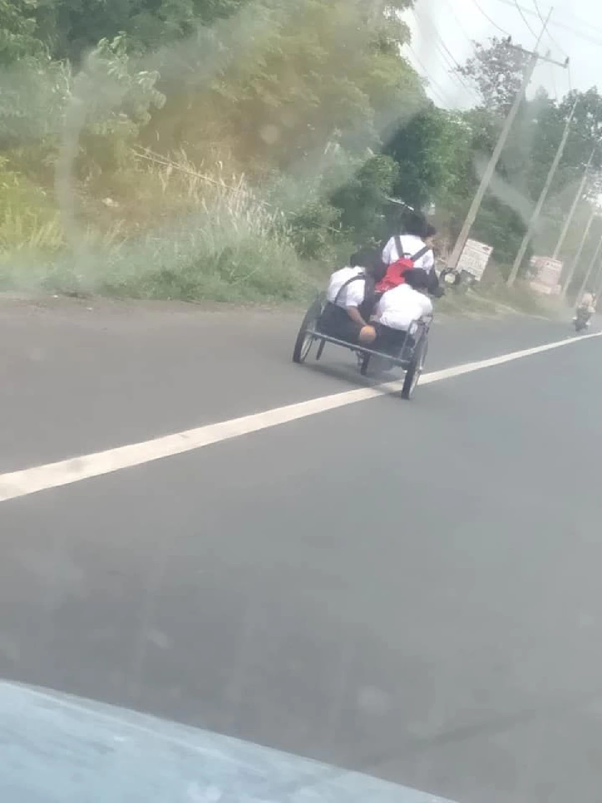 ได้ใจ! นร.สาวควบมอเตอร์ไซค์พ่วงรถเข็นให้เพื่อนนั่งยกแก๊งไปรร.