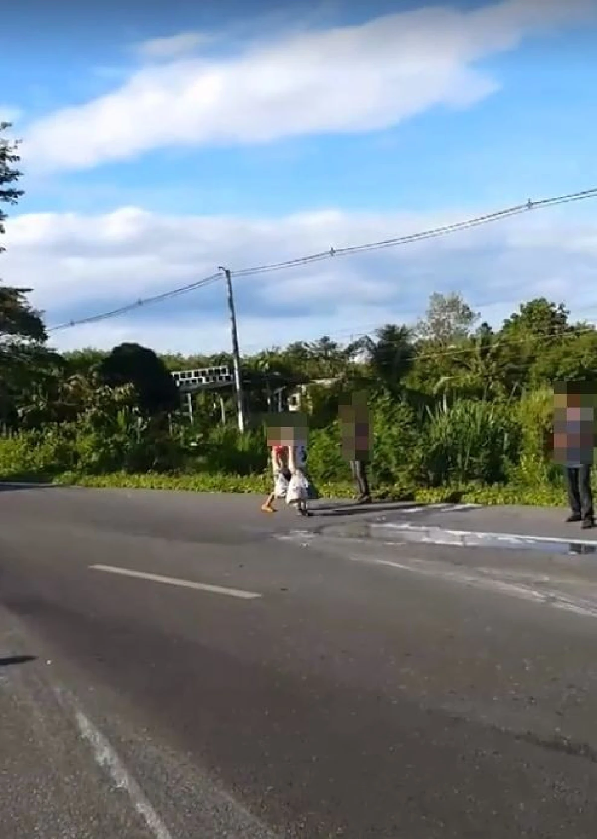 อีกแล้วมนุษย์สเปโต! รถบรรทุกปลาคว่ำชาวบ้านแห่ช่วยเก็บกลับบ้าน