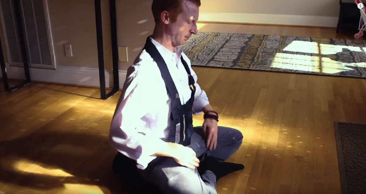 สวมจีวรแล้วจับมีดผ่าตัด หมออเมริกันบวชพระใช้ธรรมะช่วยผู้ป่วย