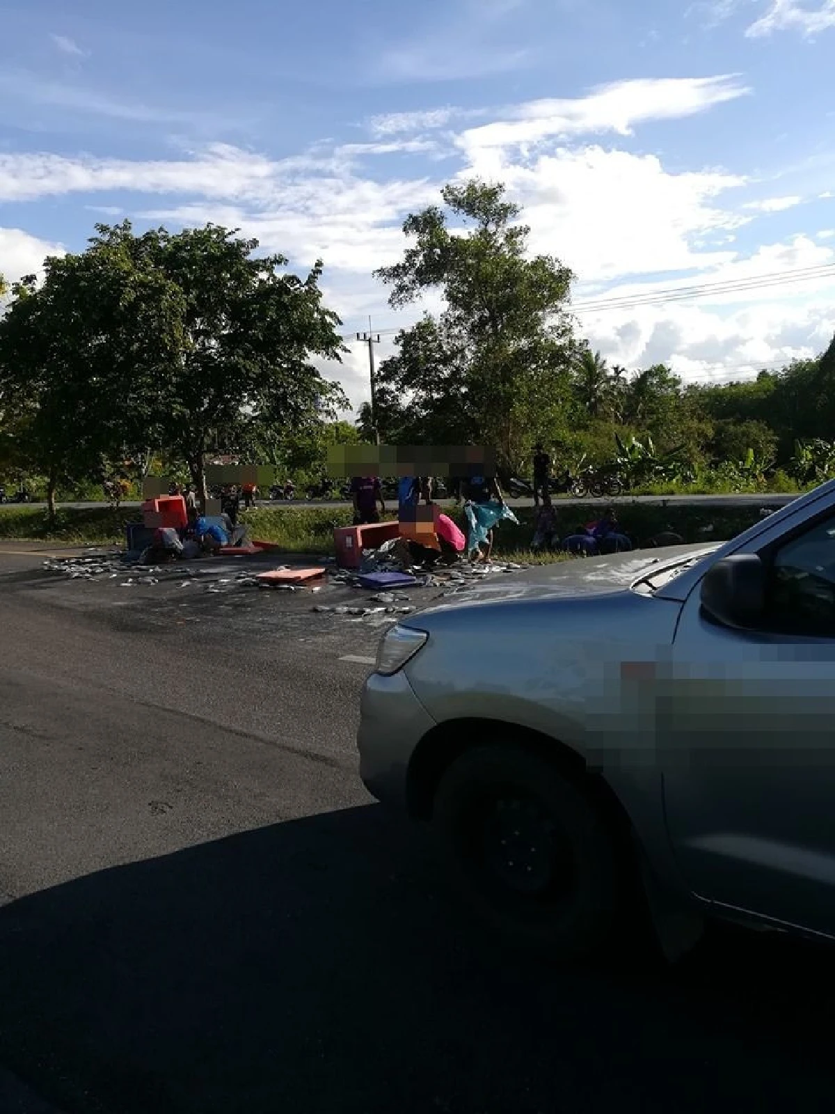 อีกแล้วมนุษย์สเปโต! รถบรรทุกปลาคว่ำชาวบ้านแห่ช่วยเก็บกลับบ้าน