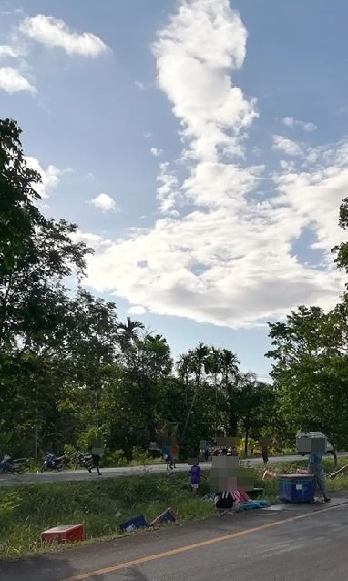 อีกแล้วมนุษย์สเปโต! รถบรรทุกปลาคว่ำชาวบ้านแห่ช่วยเก็บกลับบ้าน