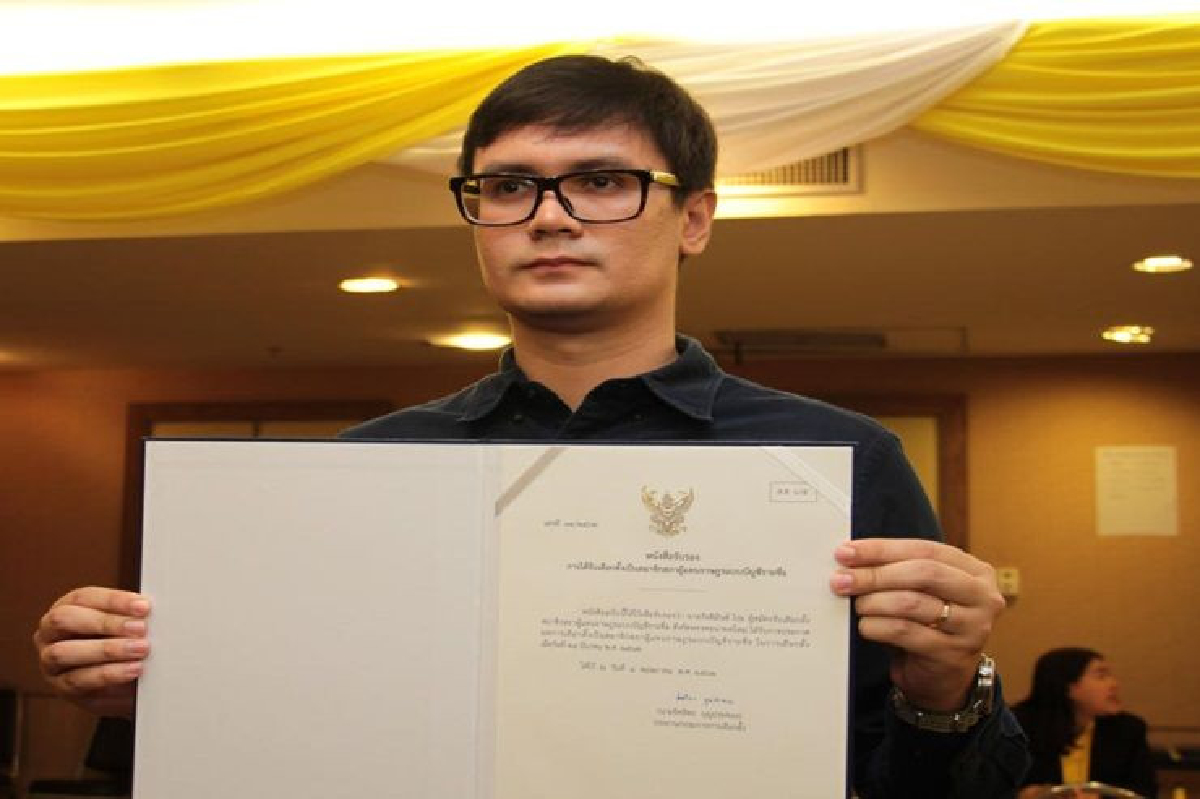 "โรม"รับหนักใจเป็นสส.ซัด กกต. ใช้สูตรบัญชีรายชื่อเอื้อพรรคเล็กเป็นการคอรัปชั่น "โรม"รับหนักใจเป็นสส.ซัด กกต. ใช้สูตรบัญชีรายชื่อเอื้อพรรคเล็กเป็นการคอรัปชั่น