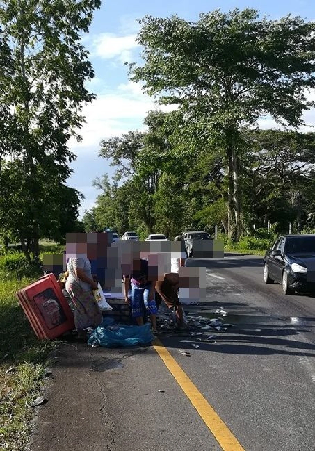 อีกแล้วมนุษย์สเปโต! รถบรรทุกปลาคว่ำชาวบ้านแห่ช่วยเก็บกลับบ้าน