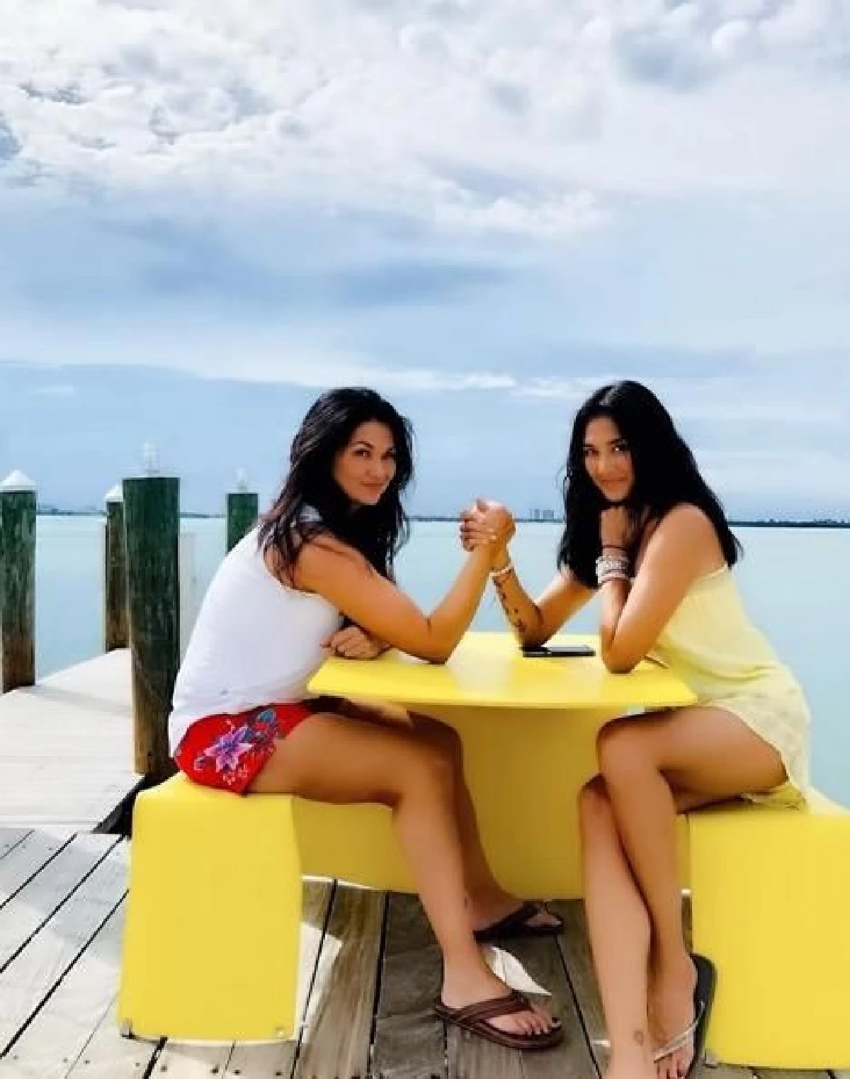 ลูกเกด-เฮเลน แท็กทีมเที่ยวโชว์เซ็กซี่ มิตรภาพนี้ยังคงซี้ปึ้ก