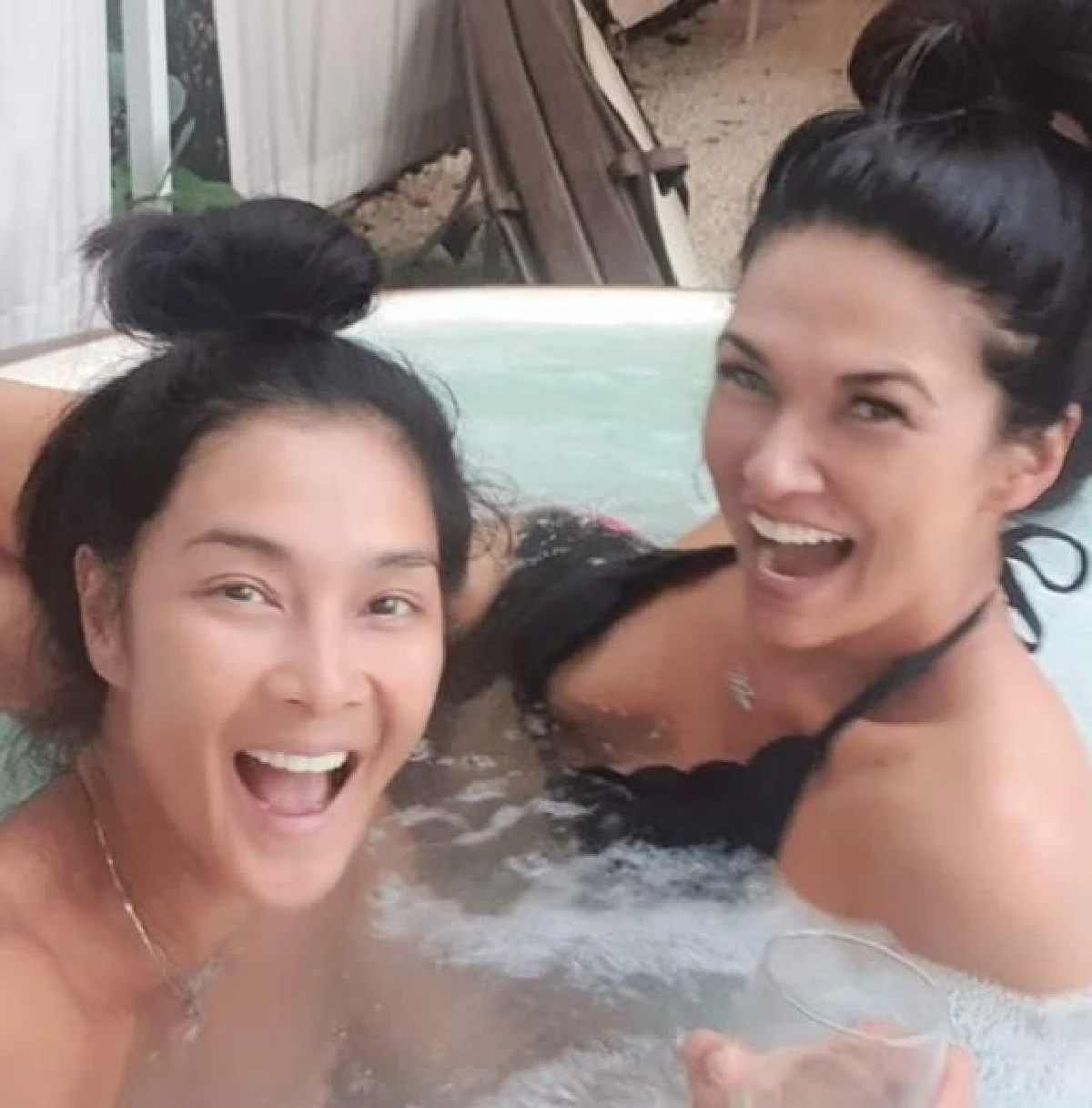 ลูกเกด-เฮเลน แท็กทีมเที่ยวโชว์เซ็กซี่ มิตรภาพนี้ยังคงซี้ปึ้ก