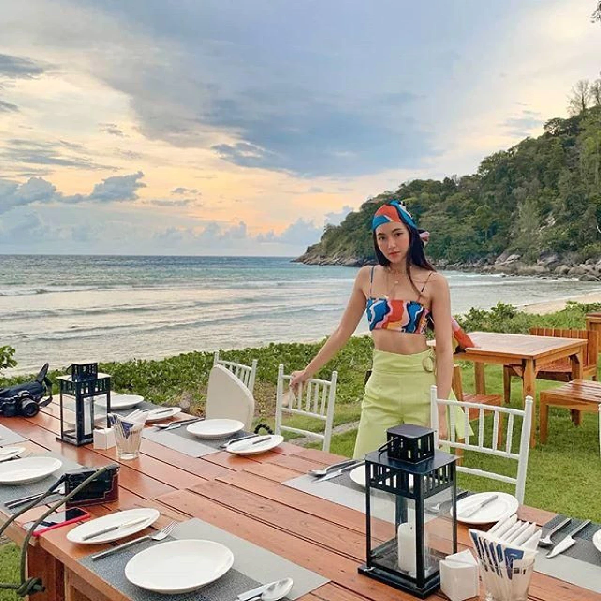 5 สาวแก๊งลูกเจี๊ยบ ในชุดว่ายน้ำหลากสี เสิร์ฟความสดใสในทริปภูเก็ต