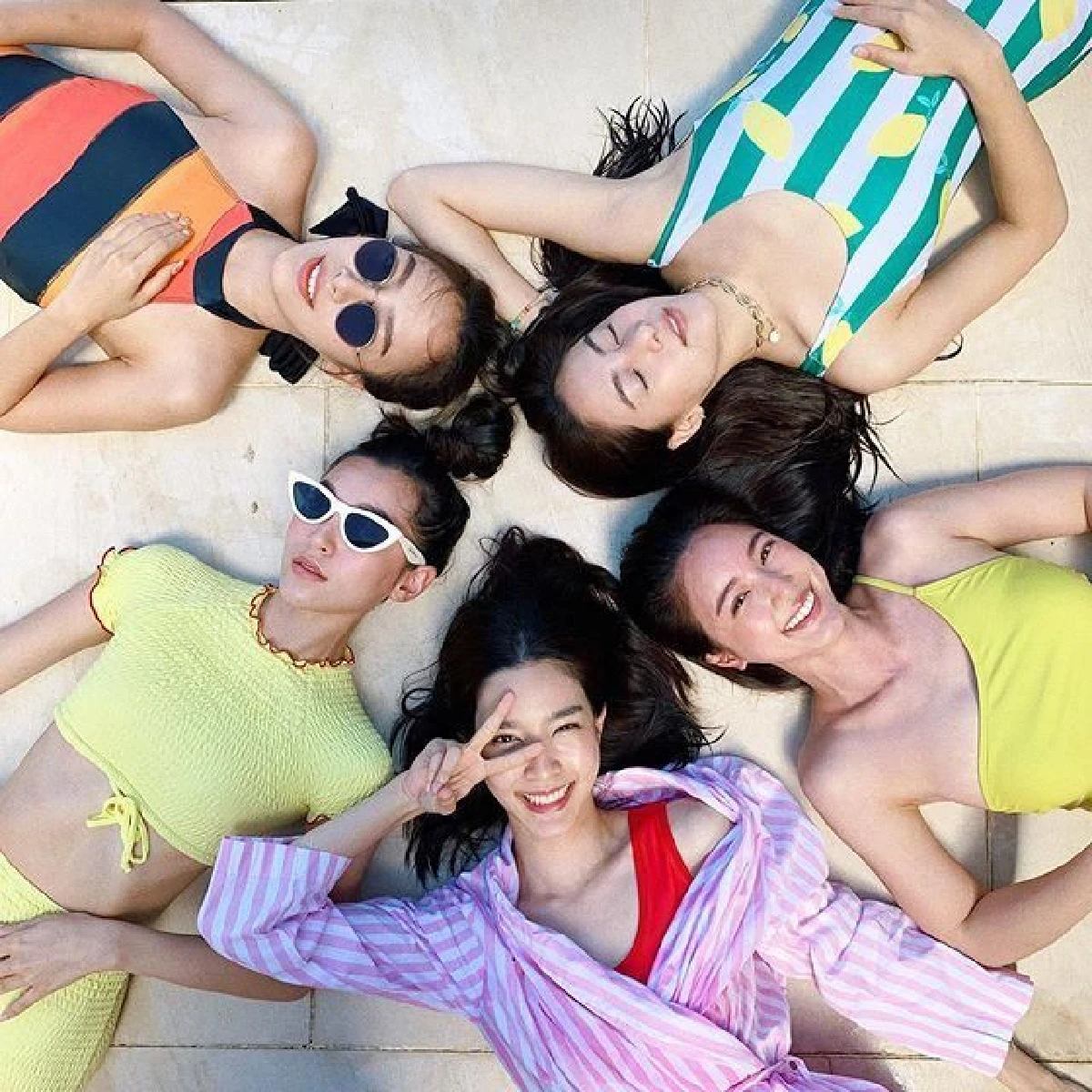 5 สาวแก๊งลูกเจี๊ยบ ในชุดว่ายน้ำหลากสี เสิร์ฟความสดใสในทริปภูเก็ต