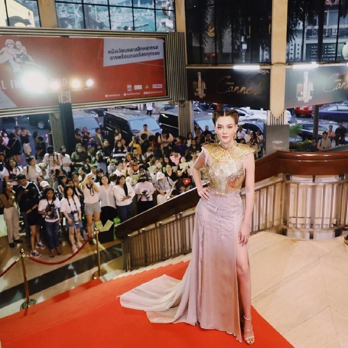 คริส หอวัง ในลุคสุดปังแต่งเป็น เซอร์ซี แลนนิสเตอร์ ราชินีในซีรีส์ Game Of Thrones