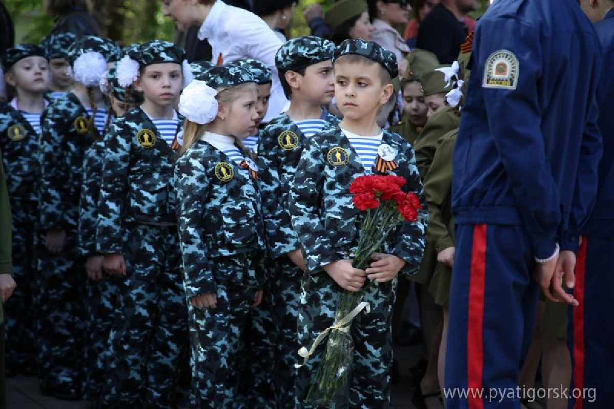 วิจารณ์ขรม โรงเรียมอนุบาลรัสเซียแต่งชุดเครื่องแบบทหาร ถือปืนจำลอง