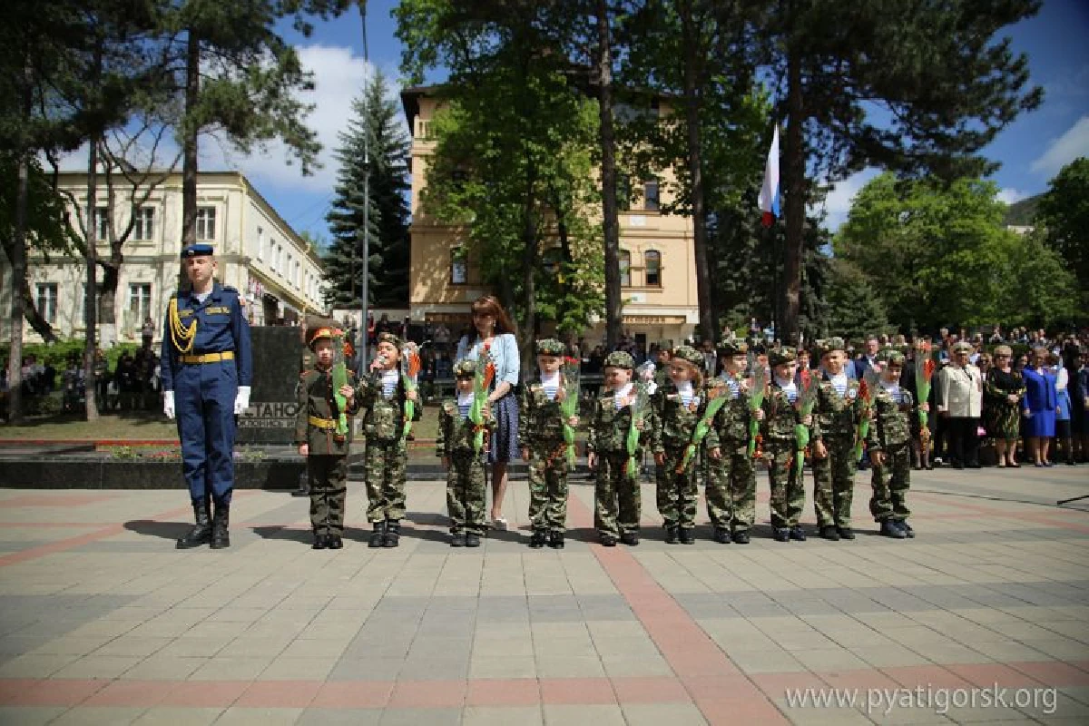 วิจารณ์ขรม โรงเรียมอนุบาลรัสเซียแต่งชุดเครื่องแบบทหาร ถือปืนจำลอง