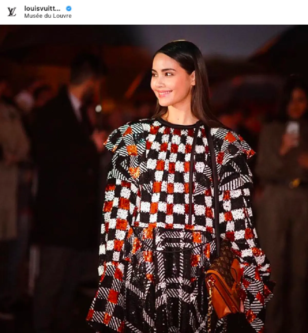 ไปให้สุด! ส่อง 6 ลุคชมแฟชั่นโชว์ "ญาญ่า อุรัสยา” สมกับเป็นนางเอกแฟชั่นไอคอน
