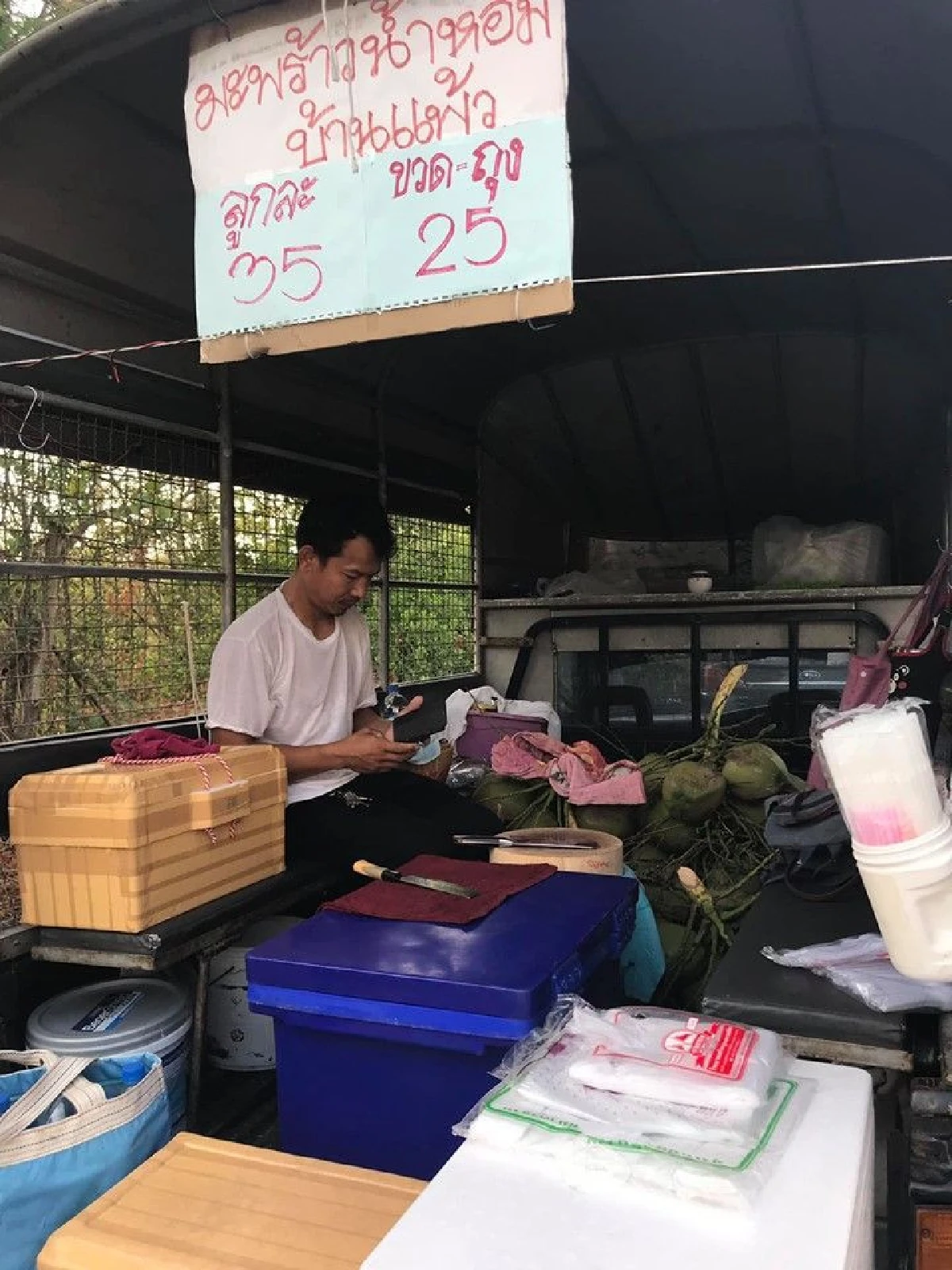 รับผิดชอบต่อสังคม! ชื่นชมพ่อค้าติดป้ายเตือนคนเป็น2โรคห้ามดื่มน้ำมะพร้าว