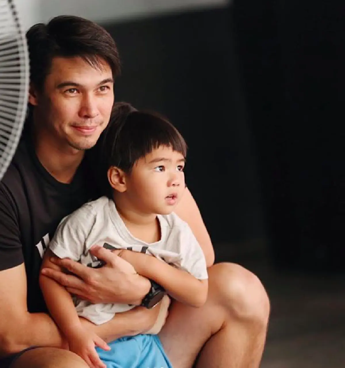 พ่อลูกพาเพลิน! "แมทธิว” พาลูกชายเล่นน้ำในอ่าง งานนี้ “น้องดีแลน” บอกเจองู