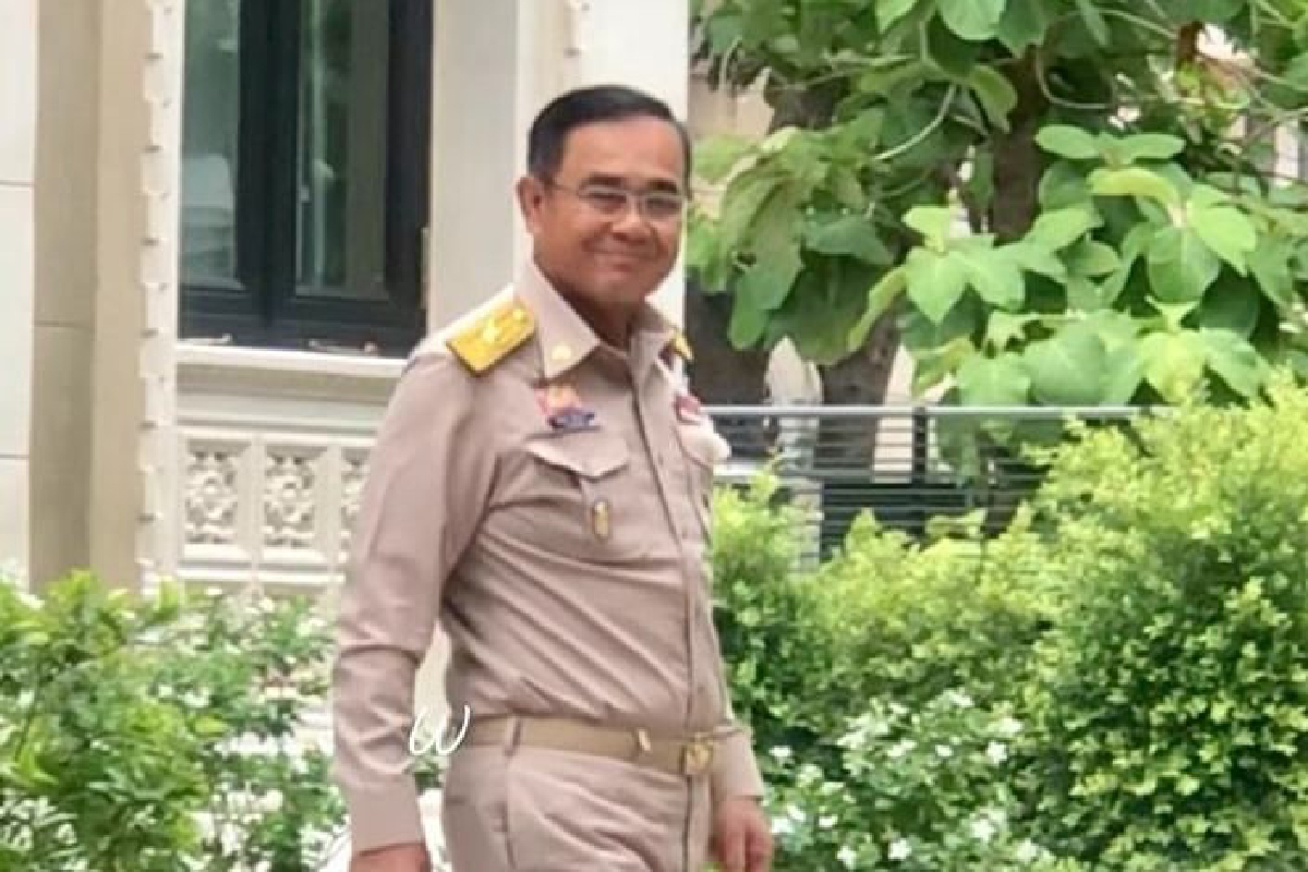 "เขากำลังคุยกันอยู่" บิ๊กตู่ยิ้มแย้มตอบปมตั้งรัฐบาล "เขากำลังคุยกันอยู่" บิ๊กตู่ยิ้มแย้มตอบปมตั้งรัฐบาล