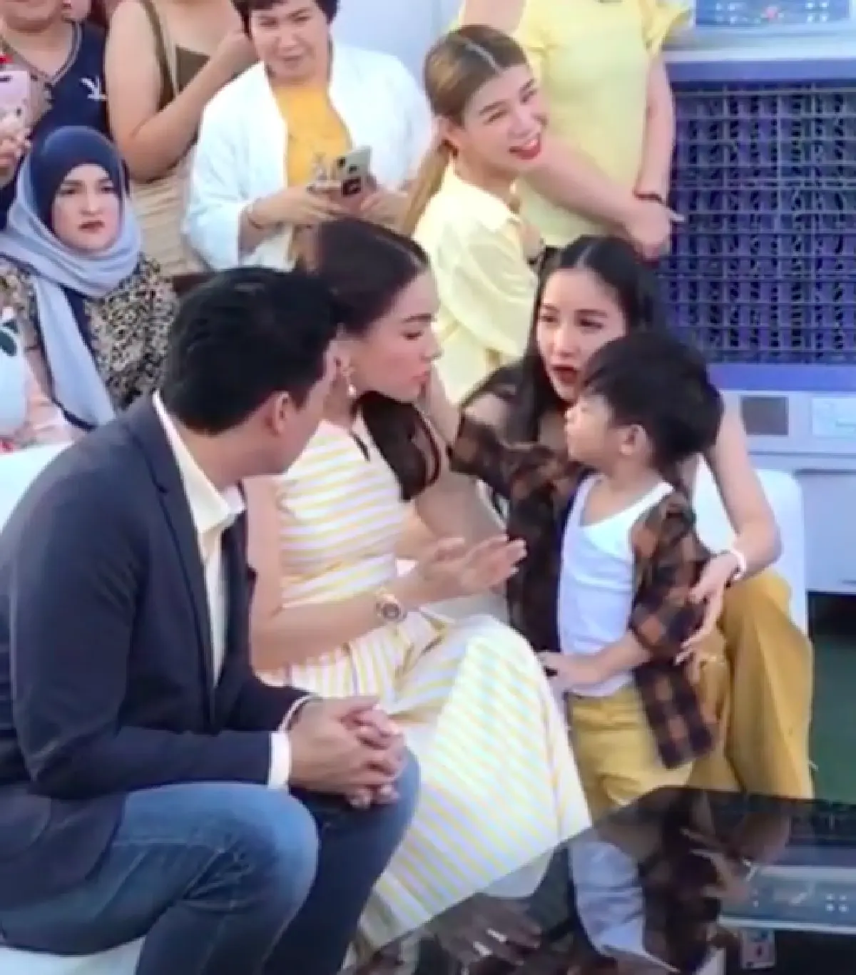 น่าเอ็นดูหนักมาก! "น้องเรซซิ่ง” ก้มลงกราบ "ลุงบรู๊ค” แถมจับแก้ม “ป้ากบ” อย่างอ่อนโยน