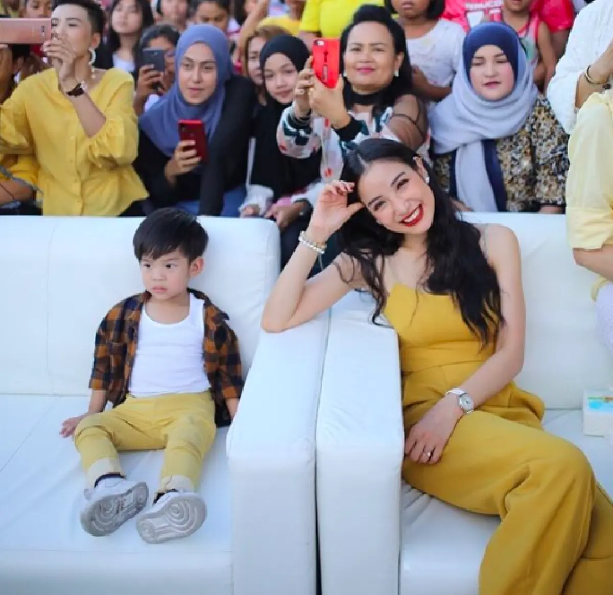 น่าเอ็นดูหนักมาก! "น้องเรซซิ่ง” ก้มลงกราบ "ลุงบรู๊ค” แถมจับแก้ม “ป้ากบ” อย่างอ่อนโยน