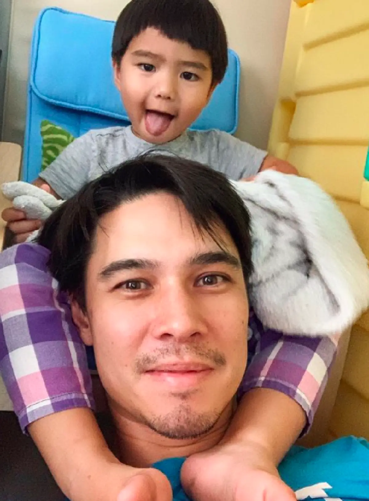 พ่อลูกพาเพลิน! "แมทธิว” พาลูกชายเล่นน้ำในอ่าง งานนี้ “น้องดีแลน” บอกเจองู