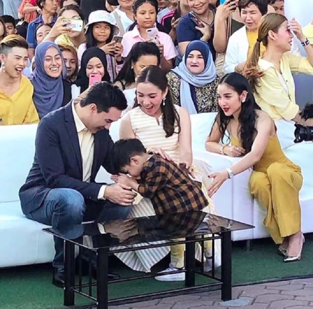 น่าเอ็นดูหนักมาก! "น้องเรซซิ่ง” ก้มลงกราบ "ลุงบรู๊ค” แถมจับแก้ม “ป้ากบ” อย่างอ่อนโยน