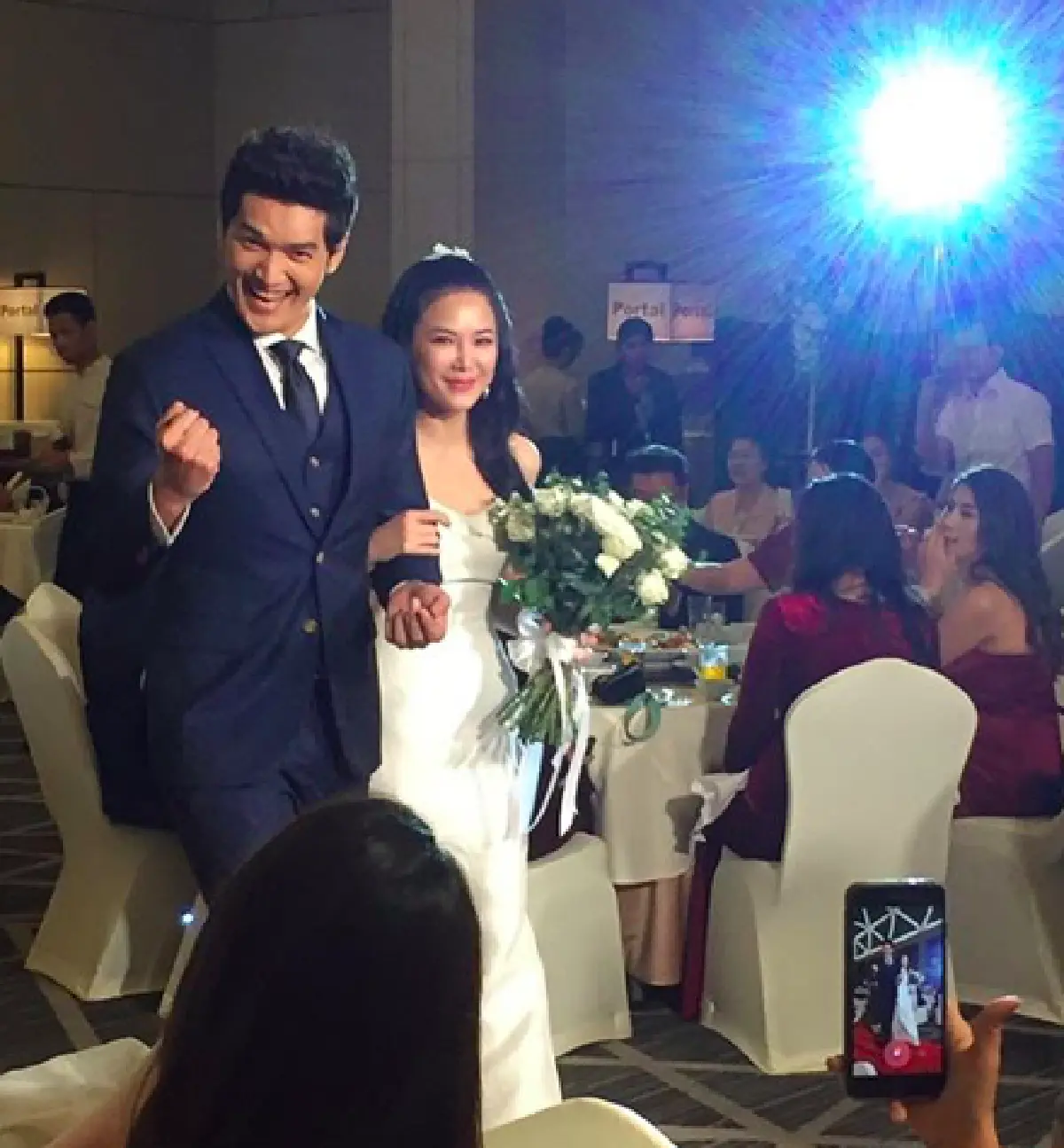 แต่งงานแล้วจ้า! “อู๋ นวพล” ควงแฟนสาวนอกวงการ เข้าพิธีวิวาห์สุดชื่นมื่น
