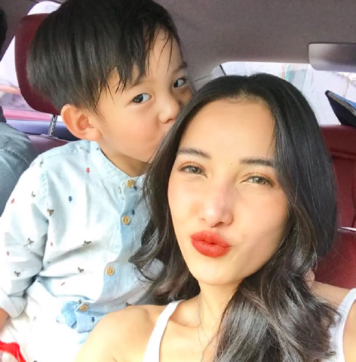 น่าเอ็นดูหนักมาก! "น้องเรซซิ่ง” ก้มลงกราบ "ลุงบรู๊ค” แถมจับแก้ม “ป้ากบ” อย่างอ่อนโยน