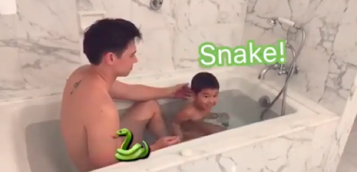 พ่อลูกพาเพลิน! "แมทธิว” พาลูกชายเล่นน้ำในอ่าง งานนี้ “น้องดีแลน” บอกเจองู