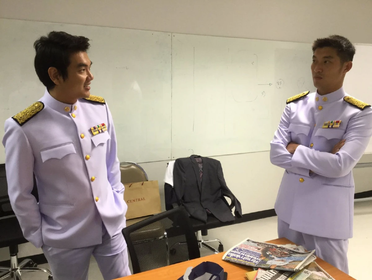 อนค.โชว์ภาพ "ธนาธร-ปิยบุตร" ลองชุดขาวเตรียมเข้าสภา-แฟนคลับฝากจัดเต็ม