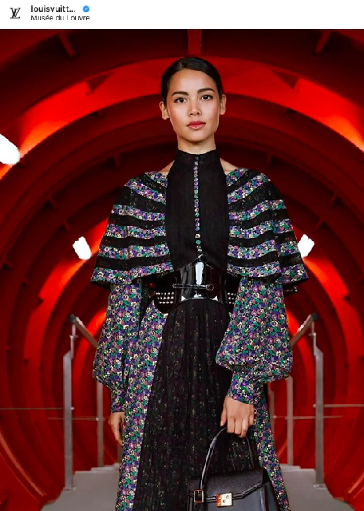 ไปให้สุด! ส่อง 6 ลุคชมแฟชั่นโชว์ "ญาญ่า อุรัสยา” สมกับเป็นนางเอกแฟชั่นไอคอน