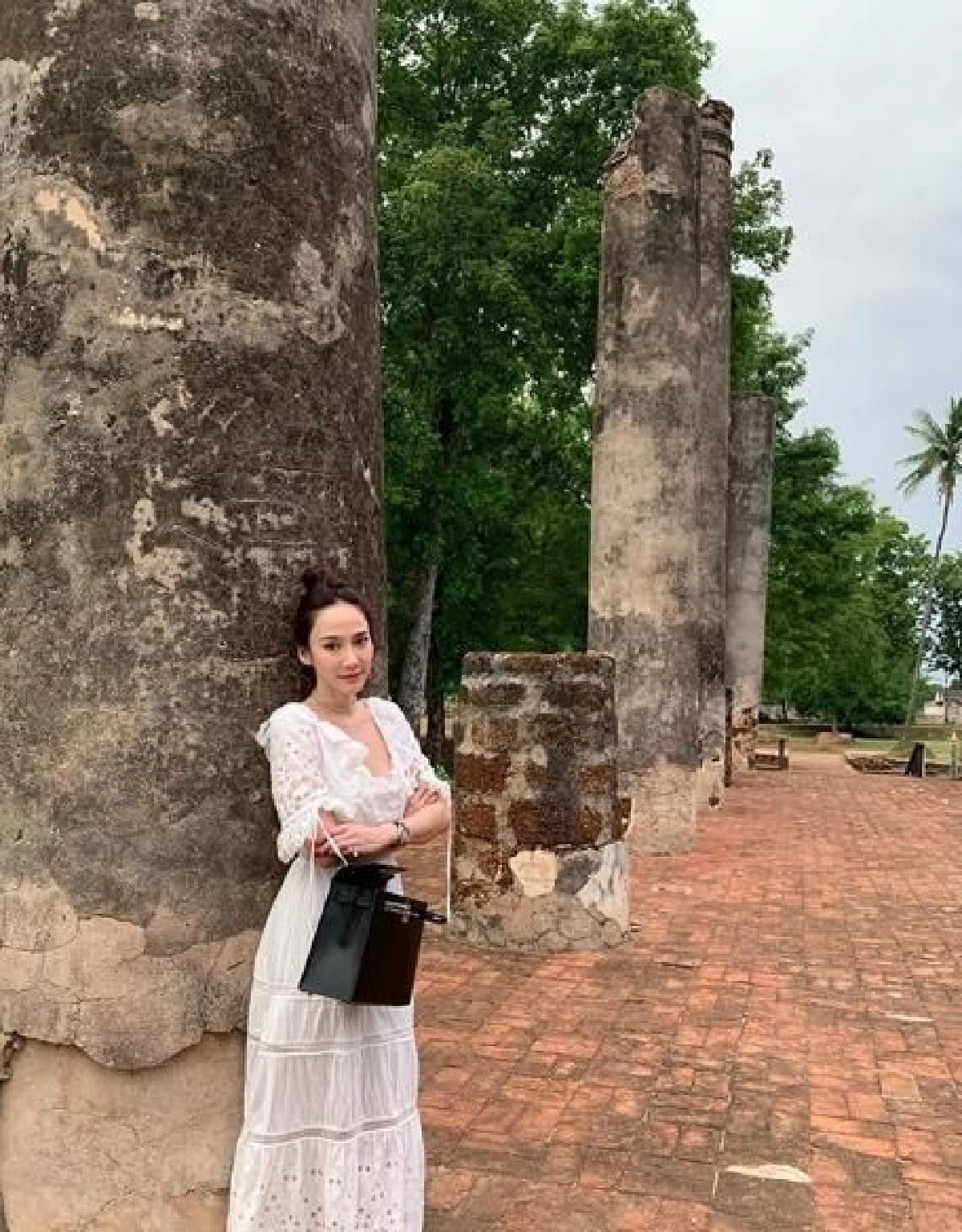 คนสวยสายบุญ! อั้ม-เมย์ ชวนเพื่อนซี้บินไหว้พระที่พิษณุโลก