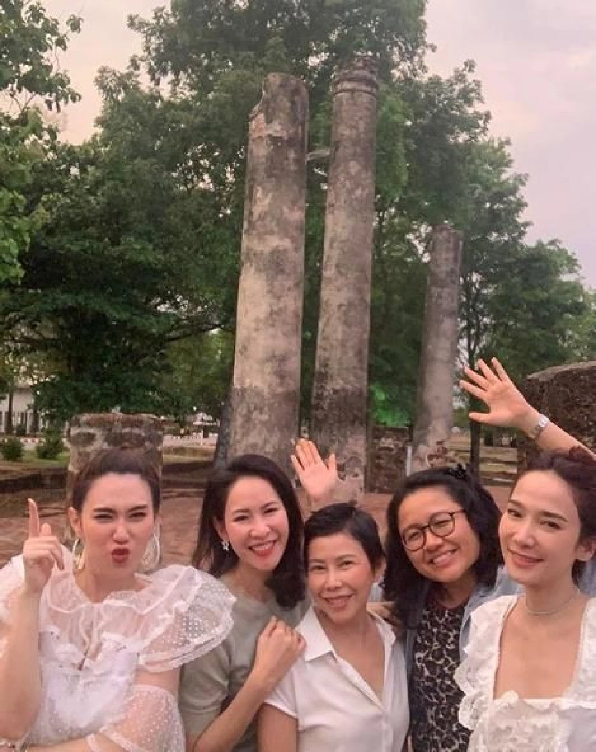 คนสวยสายบุญ! อั้ม-เมย์ ชวนเพื่อนซี้บินไหว้พระที่พิษณุโลก