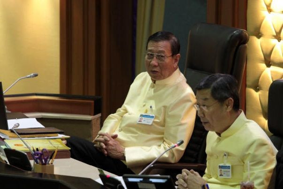 'พรเพชร'จ่อนั่งประธานวุฒิสภา 'พรเพชร'จ่อนั่งประธานวุฒิสภา
