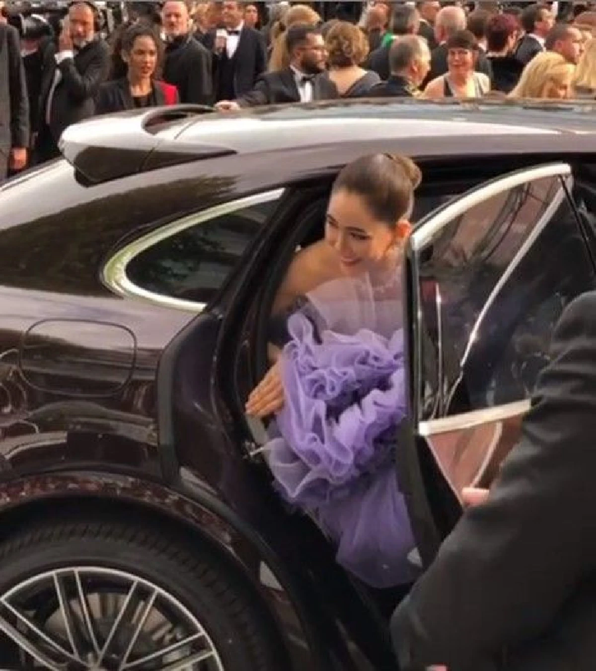 อุปสรรคจากชุดใหญ่ฟูฟ่องของ ชมพู่ อารยา ก่อนเดินพรมแดงเมืองคานส์ (คลิป)