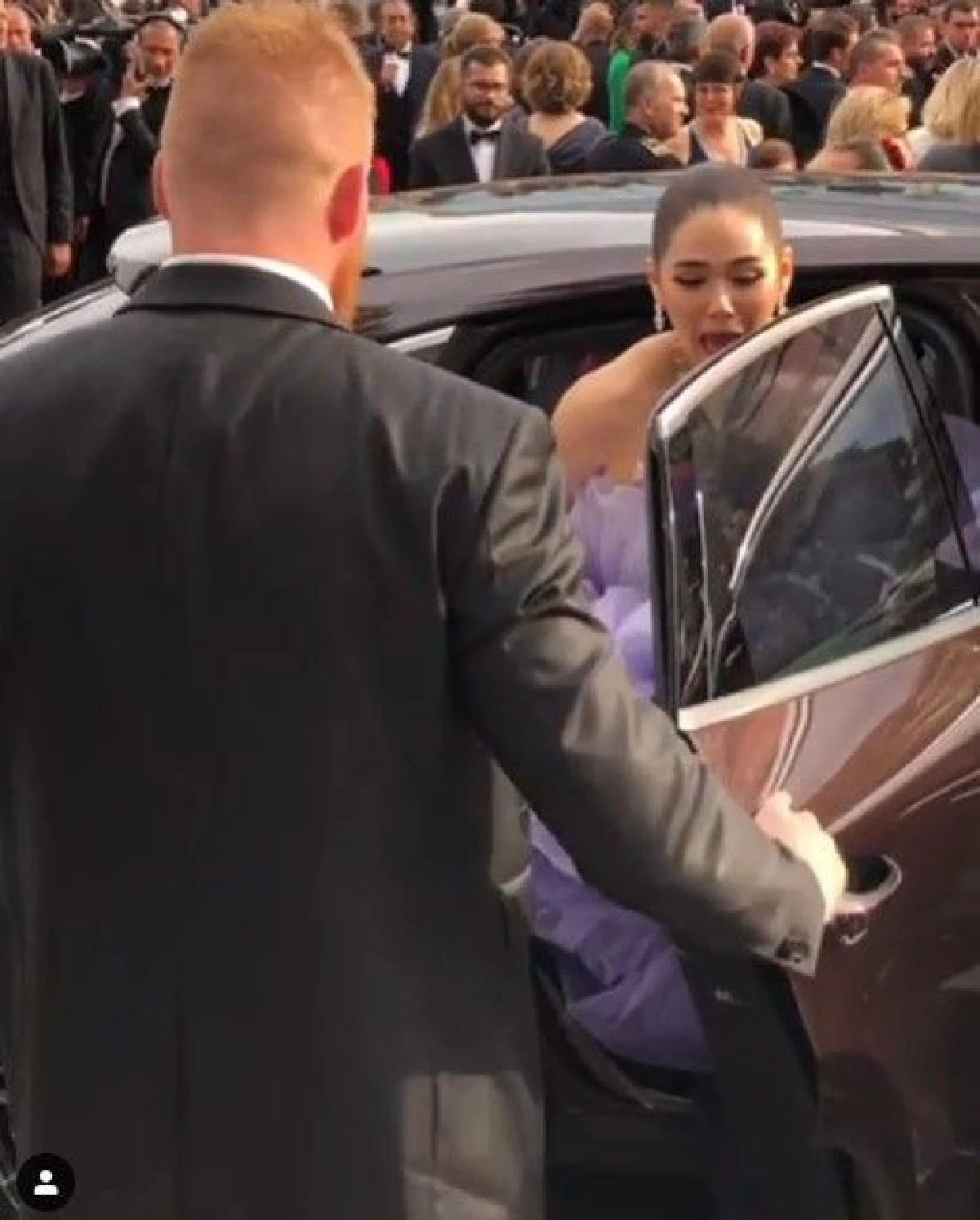 อุปสรรคจากชุดใหญ่ฟูฟ่องของ ชมพู่ อารยา ก่อนเดินพรมแดงเมืองคานส์ (คลิป)