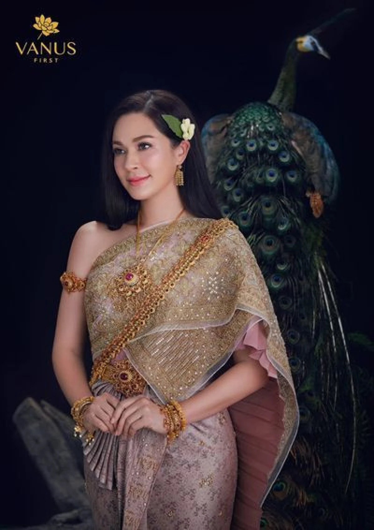 งดงามจับใจ! แหม่ม คัทลียา ถ่ายแบบชุดไทยสวยดั่งนางในวรรณคดี