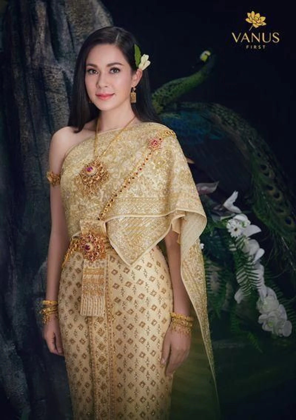 งดงามจับใจ! แหม่ม คัทลียา ถ่ายแบบชุดไทยสวยดั่งนางในวรรณคดี