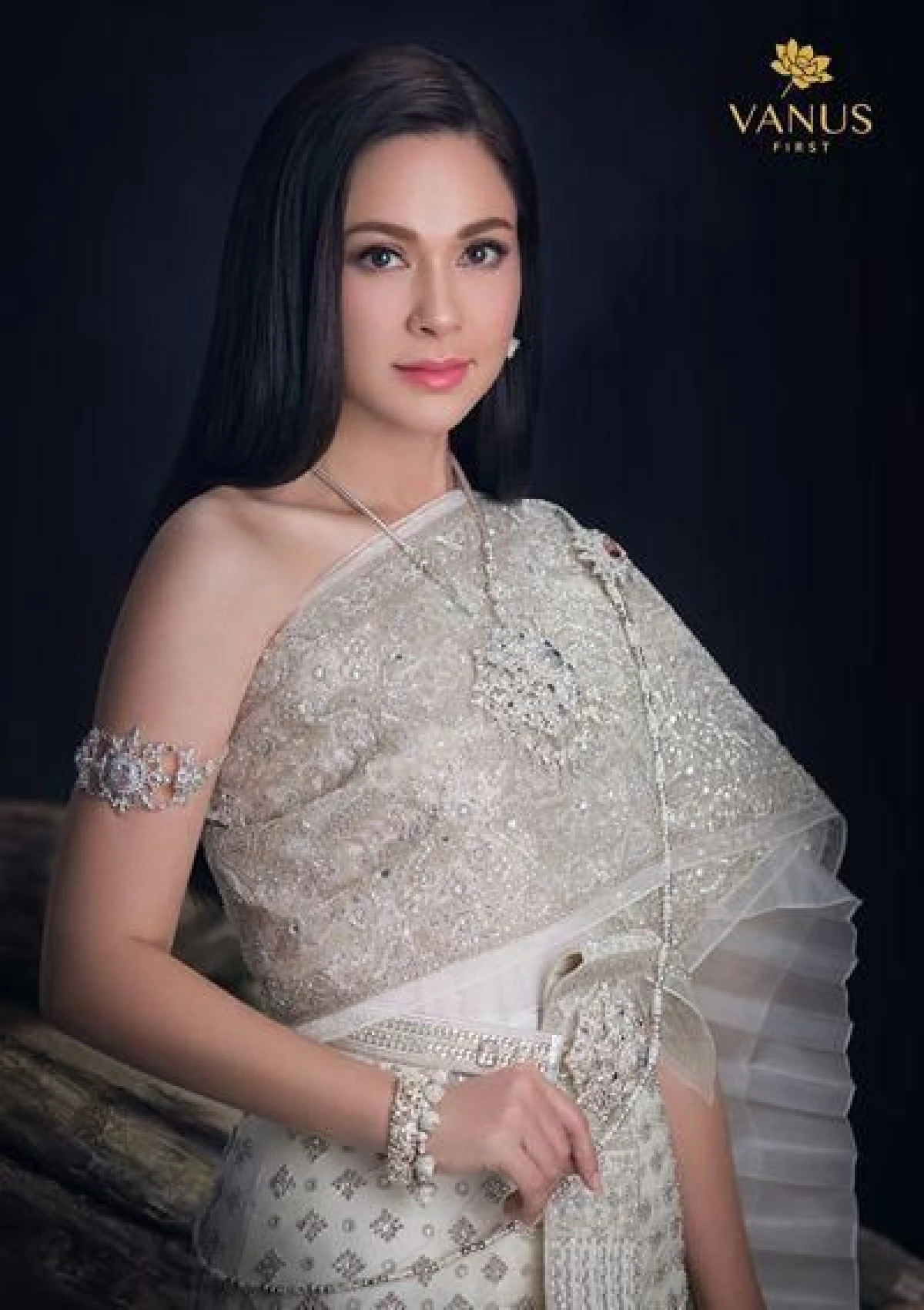 งดงามจับใจ! แหม่ม คัทลียา ถ่ายแบบชุดไทยสวยดั่งนางในวรรณคดี